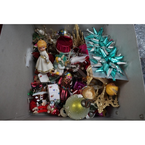 666 - Good Lot of Vintage & Modern Christmas Decorations