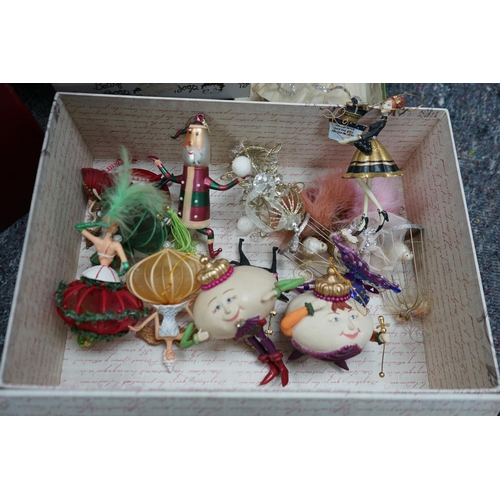 666 - Good Lot of Vintage & Modern Christmas Decorations