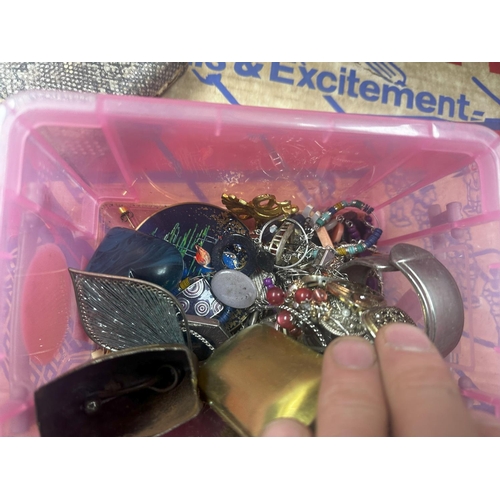 272 - Box of Assorted Jewellery etc