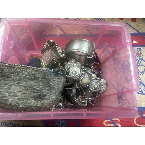 272 - Box of Assorted Jewellery etc