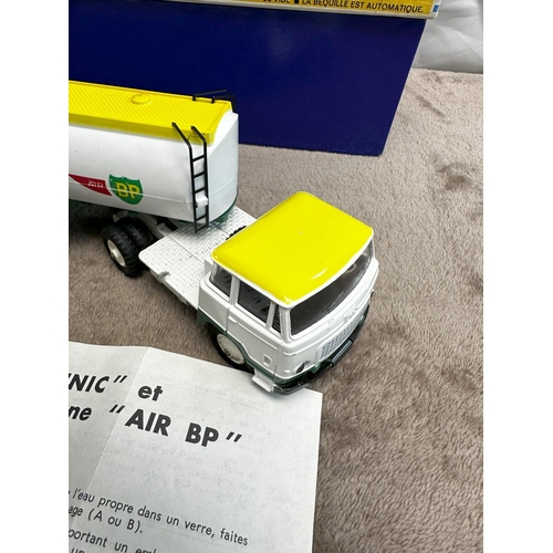 115 - French Dinky Super Toys 887  Air BP.Artic Truck (Mint and Boxed)