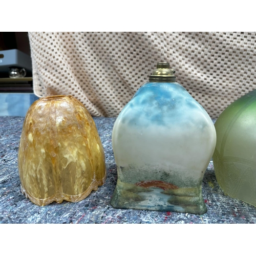 700 - A lot of 5 Art Deco Glass Lampshades