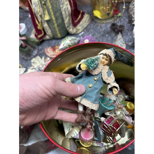 708 - Good Box of Vintage & Modern Christmas Decorations