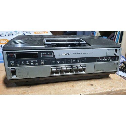 31B - Sanyo betacord video cassette recorder