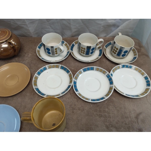 339F - Good Lot of Mid Century Studio Pottery, Ceramics etc