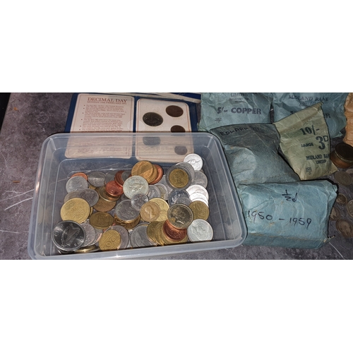 43 - A old collection of coins including British and World - Includes Silver Coins, Complete sets, loose ... 