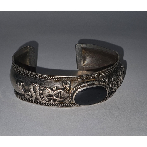 72 - Vintage dragon cuff bracelet with Stone