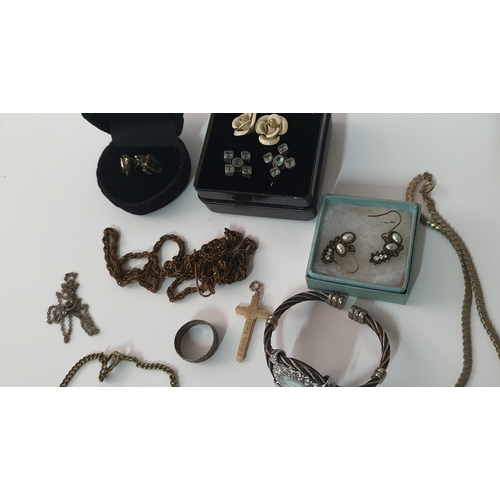 102 - Very nice selection of vintage jewellery including 925 silver, gold Cross and more