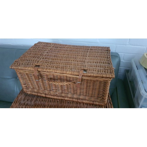 127 - Vintage wicker picnic basket hamper set