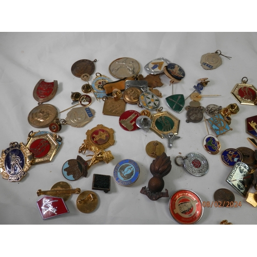 703 - Job lot of vintage badges