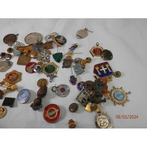 703 - Job lot of vintage badges