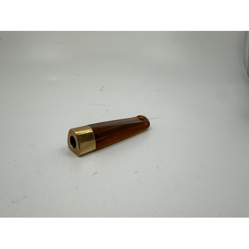 415a - Tests as 9ct Gold Mounted Amber Cigarette Tip