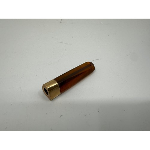 415a - Tests as 9ct Gold Mounted Amber Cigarette Tip