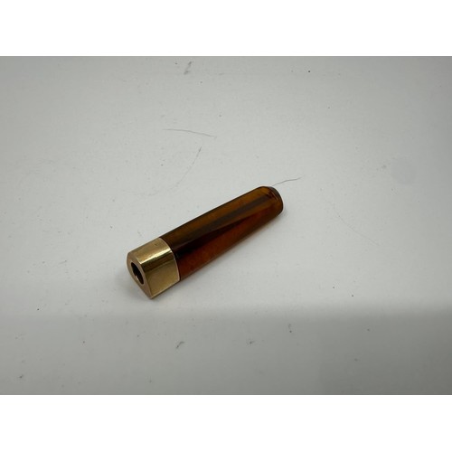 415a - Tests as 9ct Gold Mounted Amber Cigarette Tip