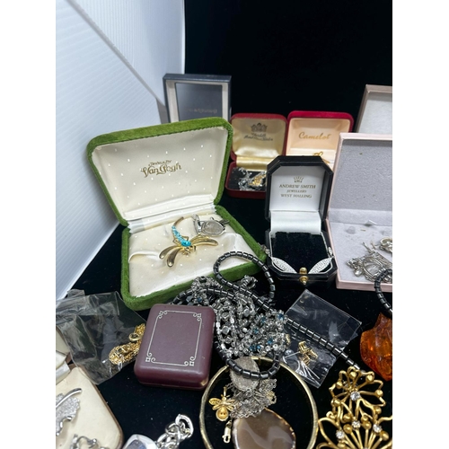 200 - Good Mixed Lot of House Clearance Jewellery incl. Silver plus a box of Silver items incl. Vesta Case... 