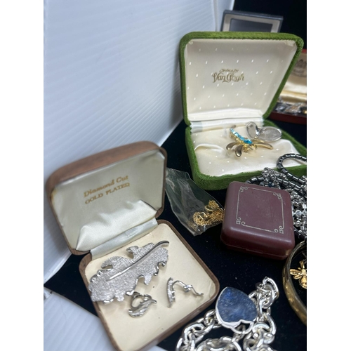 200 - Good Mixed Lot of House Clearance Jewellery incl. Silver plus a box of Silver items incl. Vesta Case... 