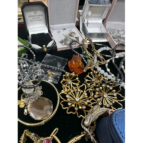 200 - Good Mixed Lot of House Clearance Jewellery incl. Silver plus a box of Silver items incl. Vesta Case... 