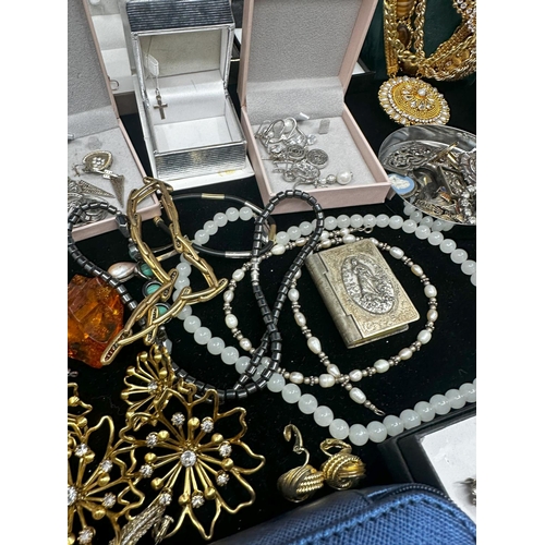 200 - Good Mixed Lot of House Clearance Jewellery incl. Silver plus a box of Silver items incl. Vesta Case... 