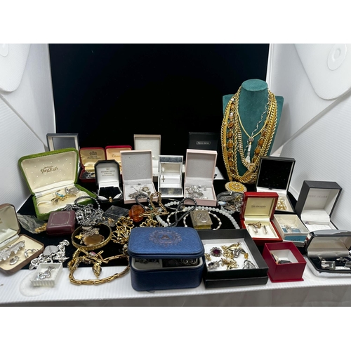 200 - Good Mixed Lot of House Clearance Jewellery incl. Silver plus a box of Silver items incl. Vesta Case... 