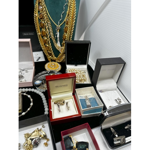 200 - Good Mixed Lot of House Clearance Jewellery incl. Silver plus a box of Silver items incl. Vesta Case... 