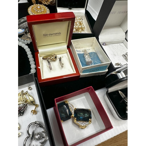 200 - Good Mixed Lot of House Clearance Jewellery incl. Silver plus a box of Silver items incl. Vesta Case... 