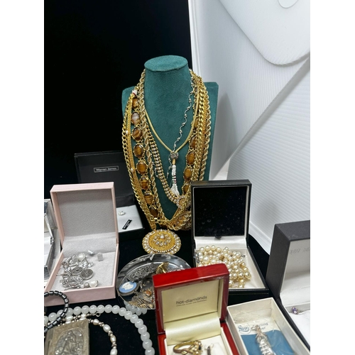 200 - Good Mixed Lot of House Clearance Jewellery incl. Silver plus a box of Silver items incl. Vesta Case... 