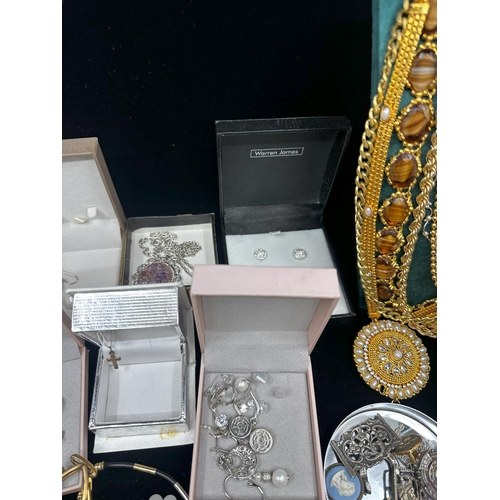 200 - Good Mixed Lot of House Clearance Jewellery incl. Silver plus a box of Silver items incl. Vesta Case... 