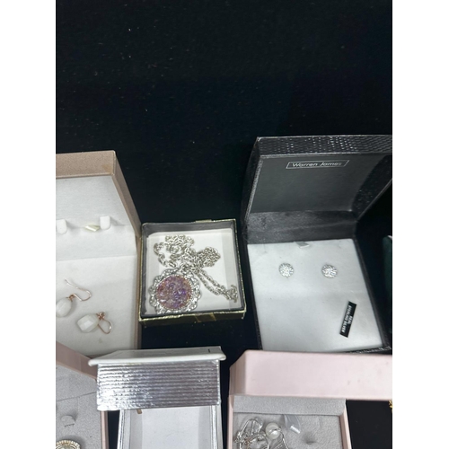 200 - Good Mixed Lot of House Clearance Jewellery incl. Silver plus a box of Silver items incl. Vesta Case... 