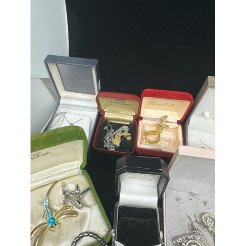 200 - Good Mixed Lot of House Clearance Jewellery incl. Silver plus a box of Silver items incl. Vesta Case... 