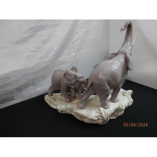 291 - Lladro Figurine: Family of Elephants