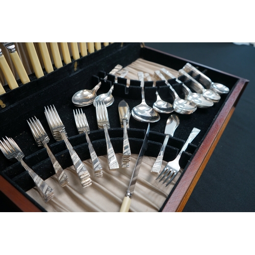 344 - Lot of Super Viners LTD Cutlery in original wooden box