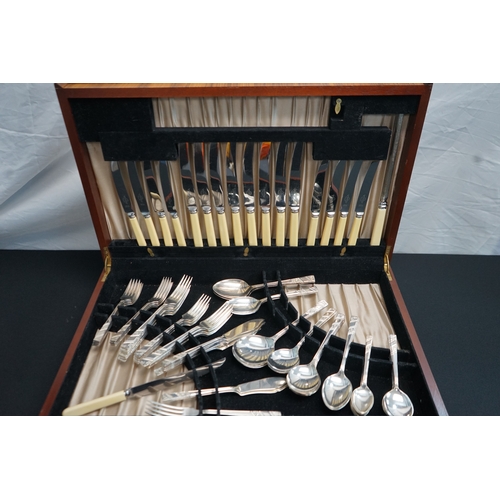 344 - Lot of Super Viners LTD Cutlery in original wooden box