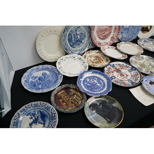 363 - Interesting lot of collectors plates to include Spode, Wedgwood, Franklin mint Poole Etc.