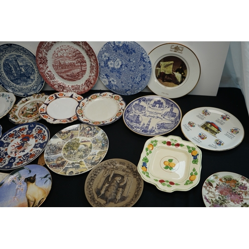 363 - Interesting lot of collectors plates to include Spode, Wedgwood, Franklin mint Poole Etc.