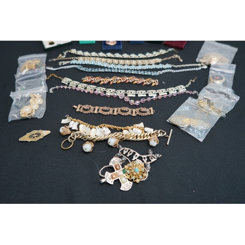 421 - Mixed lot of Jewellery