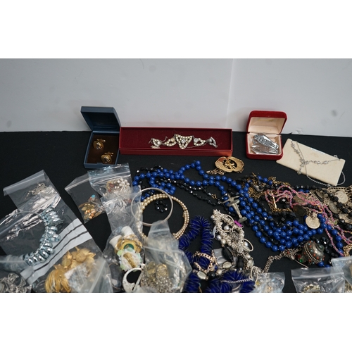 422 - good lot of house clearance Jewellery