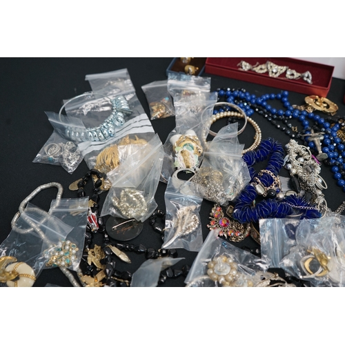 422 - good lot of house clearance Jewellery