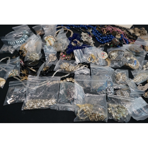 422 - good lot of house clearance Jewellery