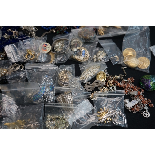 422 - good lot of house clearance Jewellery