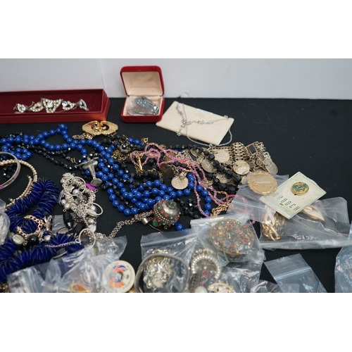 422 - good lot of house clearance Jewellery