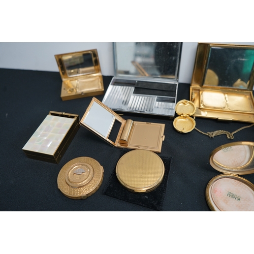 427 - good lot of Compacts