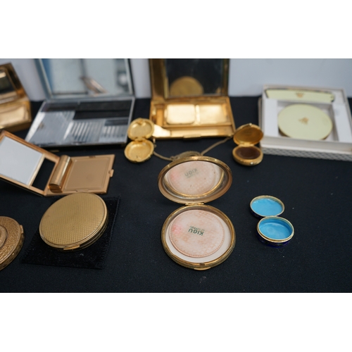 427 - good lot of Compacts