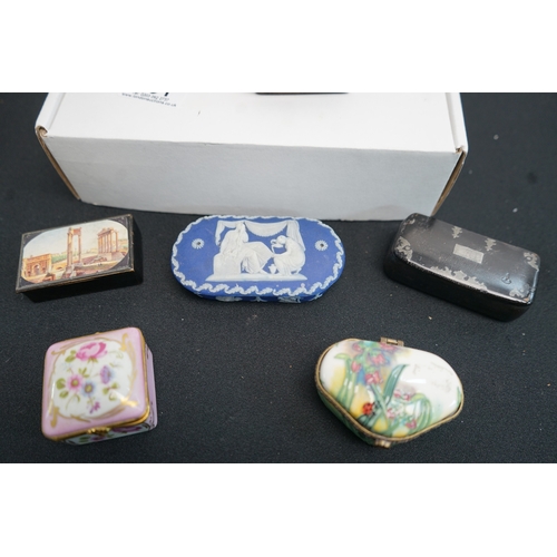 431 - good lot of collectable Snuff boxes trinkets Etc.