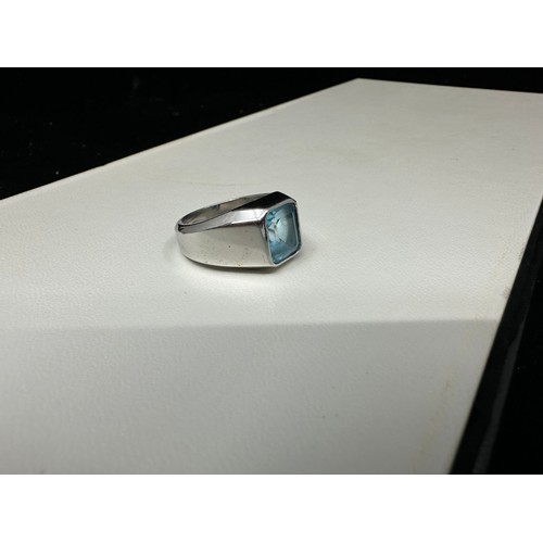 1C - Gents 18ct White Gold and Topaz Ring Size R 19.9g. Topaz approx 4.3ct