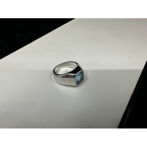 1C - Gents 18ct White Gold and Topaz Ring Size R 19.9g. Topaz approx 4.3ct