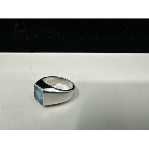 1C - Gents 18ct White Gold and Topaz Ring Size R 19.9g. Topaz approx 4.3ct