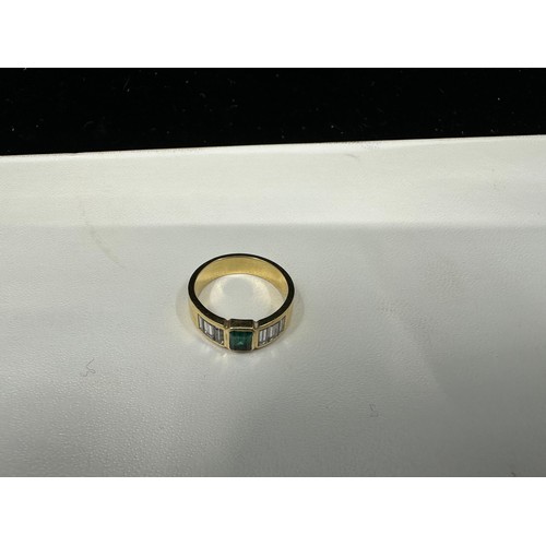 1D - Gents 18ct Yellow Gold Diamond and Emerald Ring 8.1g Size R