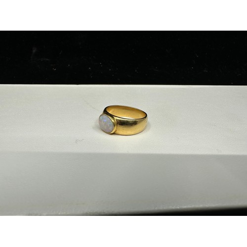 1E - Gents 18ct Yellow Gold Opal Ring 11.7g Size R