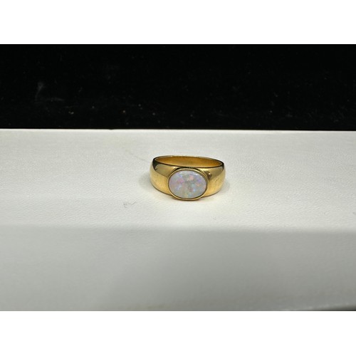 1E - Gents 18ct Yellow Gold Opal Ring 11.7g Size R