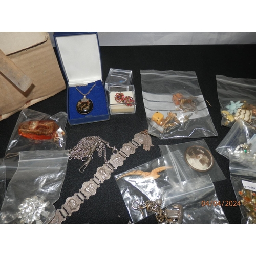 175 - Lot of Various Jewellery to include Silver